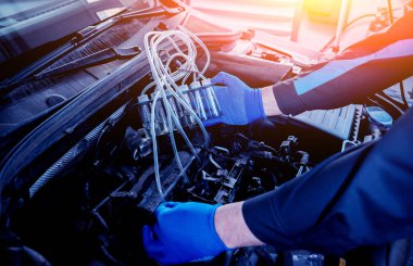 Motoru enjektörleri Temizleme. Araba tamiri. Servis istasyonu.