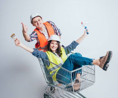 Mutlu genç çift arabası ile. İnşaat ve onarım yeni ev concept için alışveriş.