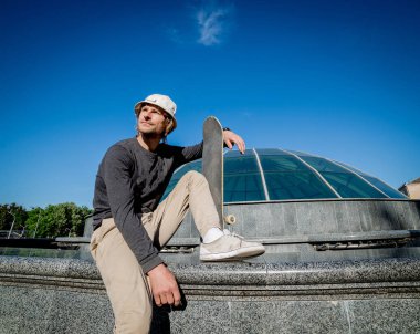 Pratik ve sokaklarda atlama kaykaycı