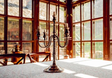 Açık görüntülemek eski candelholder mumlar ile pencere yakınındaki masada