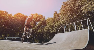 Genç Bmx sürücüsü hileci vasıl skatepark gerçekleştirme.