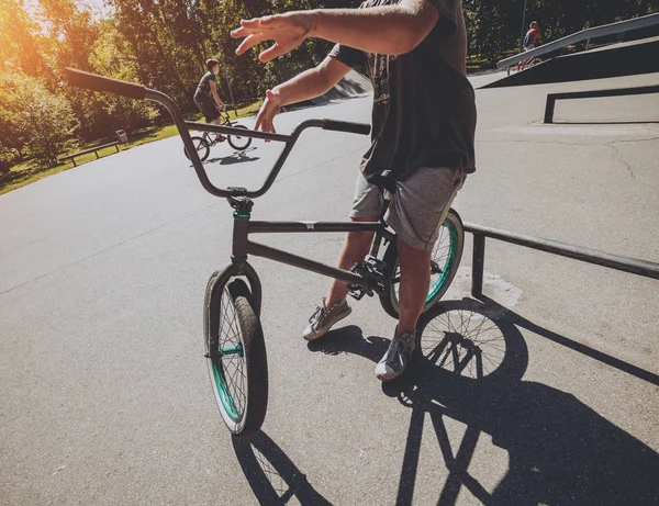 Bmx Rider Provádění Triků Skateparku — Stock fotografie