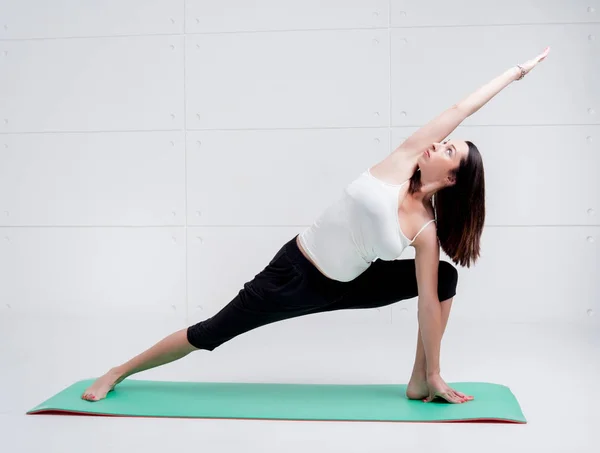 Donna Che Pratica Yoga Parete Bianca — Foto Stock