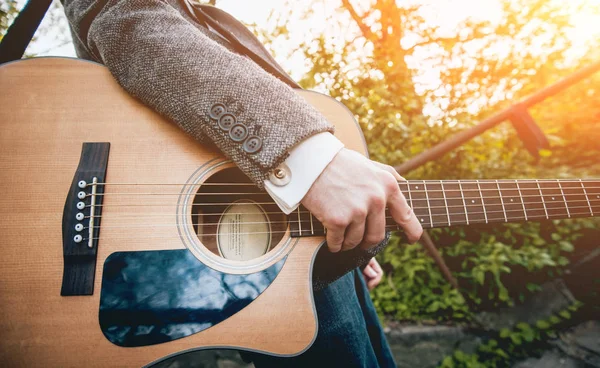 Mão Segurando Guitarra Acústica Mangas Jaqueta Com Botões Camisa Com — Fotografia de Stock
