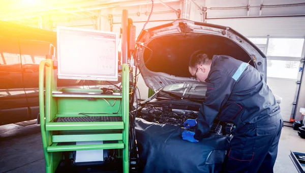 Professionell Bilmekaniker Arbetar Auto Reparationsservice Motorn Dator Diagnostik — Stockfoto