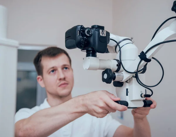 Läkare Och Mikroskop Med Fotokamera Tandläkarens — Stockfoto