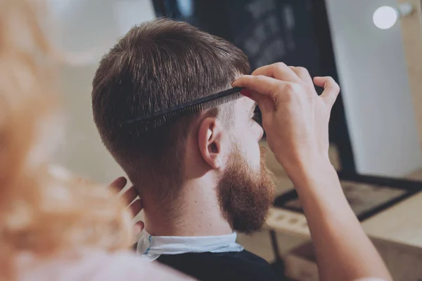师傅剪头发和胡须的男人 理发师做发型的年轻人 — 图库照片