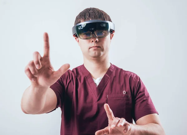 Lekarz Używa Augmented Reality Okulary Nowoczesna Technologia — Zdjęcie stockowe