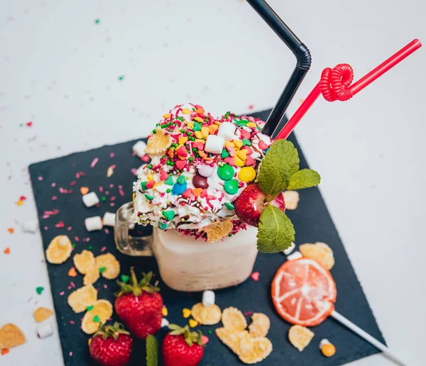 Krema, şeker kırıntı ve taze çilek Çilek milkshake bardak