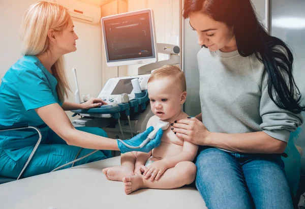 Lékař Dítě Dívka Matkou Ultrazvukové Diagnostice Lékařské Vybavení Sonografie — Stock fotografie