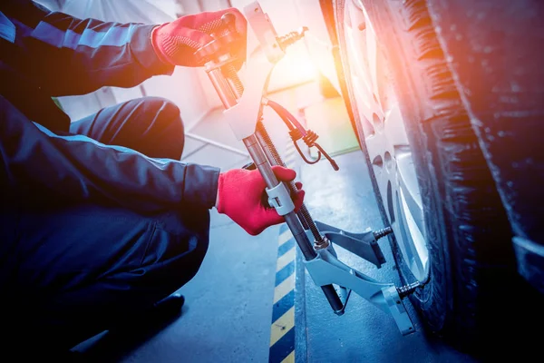 Mecánico Del Coche Que Instala Sensor Durante Ajuste Suspensión — Foto de Stock