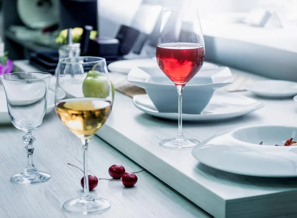 Beyaz masa, seçici odak şarap gözlük