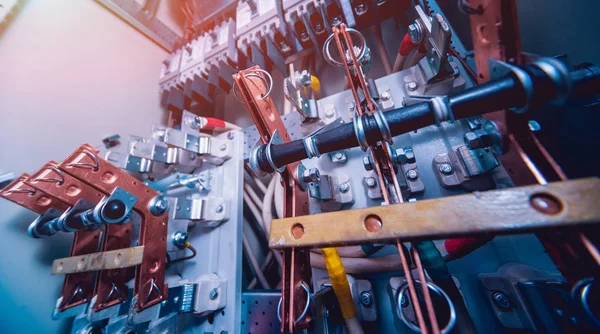 Kablolar ve elektrik kutusuna geçer. Sigortalar ve Kontaktörler elektrik paneli.