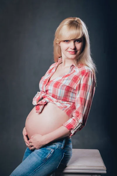 Atelierbild Der Schönen Schwangeren Blonden Frau Kariertem Hemd Und Blauer — Stockfoto