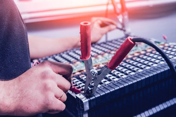 Elecric motorlu pilleri şarj. Pil bir elektrikli araç motorunun sökülmesi. Araba Servisi