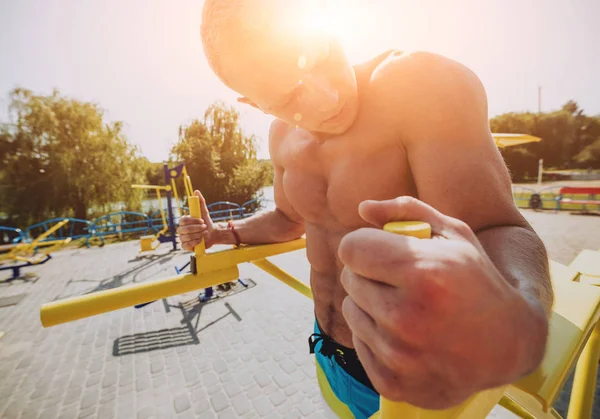 Eğitim ve egzersiz açık havada şehirde yapıyor genç atlet.