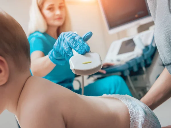 Läkare Och Spädbarn Flicka Med Mamma Ultraljud Diagnos Medicinsk Utrustning — Stockfoto