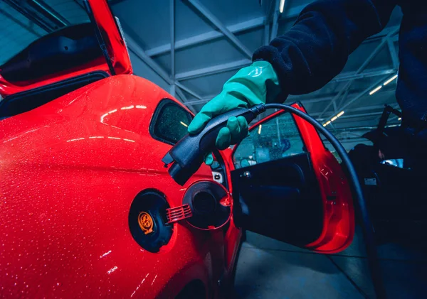 Töltés Autó Szolgáltatás Egy Elektromos Jármű Autó Jövője Piros Színben — Stock Fotó