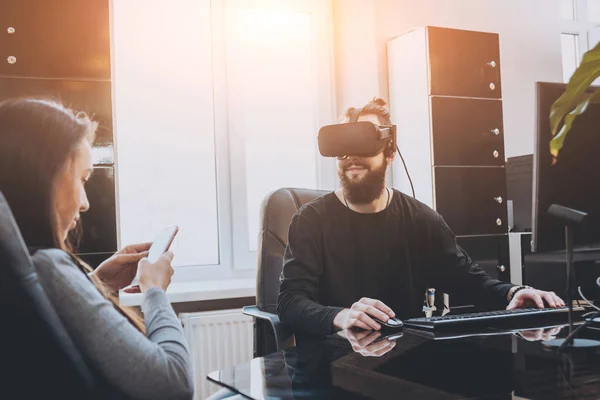 Hombre Joven Con Mujeres Trabajadoras Oficina Creativas Probando Gafas Divirtiéndose — Foto de Stock