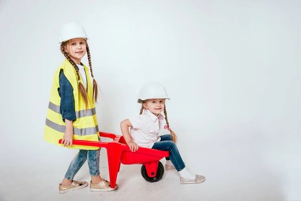 Två Små Glada Flickor Med Flätor Spelar Reparation Eller Konstruktion — Stockfoto