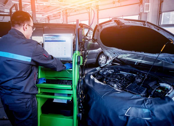 Mecánico Profesional Automóviles Que Trabaja Servicio Reparación Automóviles Diagnóstico Del — Foto de Stock