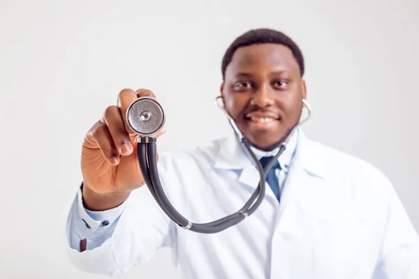 Médecin Afro Américain Posant Avec Stéthoscope Isolé Sur Blanc — Photo