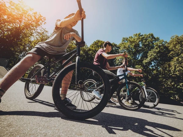 Rowerzyści Bmx Wykonywania Trików Skateparku — Zdjęcie stockowe