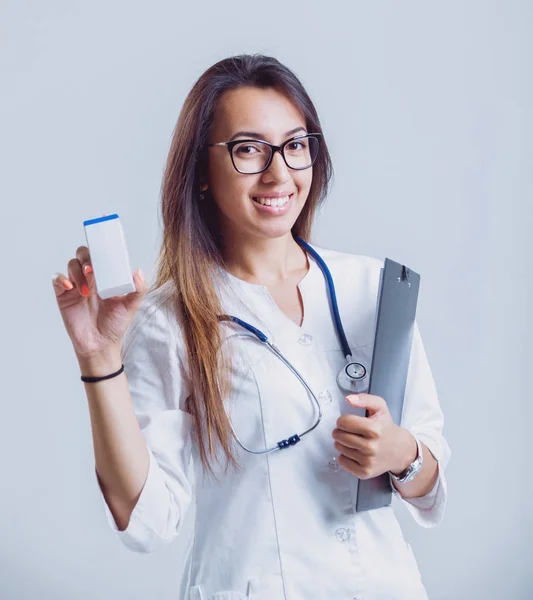 Mladá Zdravotní Sestra Nebo Lékař Brýlích Stetoskop Proti Bílé Zdi — Stock fotografie