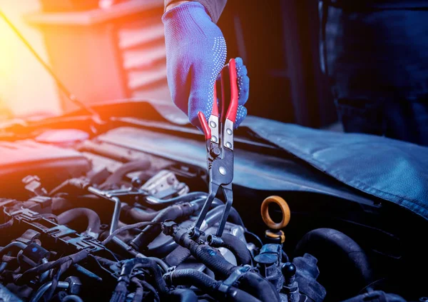 Herramienta Mano Masculina Para Reparar Motor Estación Servicio — Foto de Stock