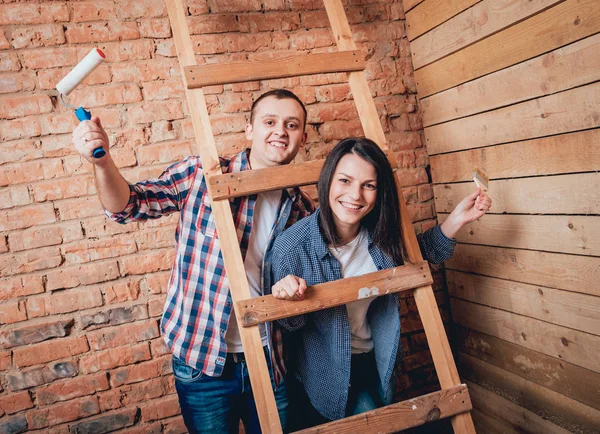 Coppia Felice Che Riparazioni Casa Loro Ristrutturazione Casa — Foto Stock