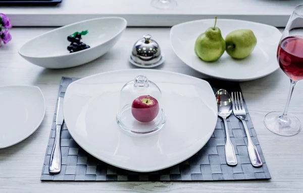 Geserveerd Versierde Tafel Met Witte Servies — Stockfoto