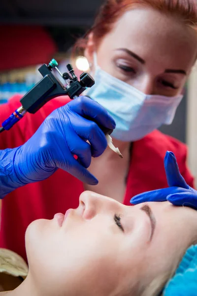 Professionele Tatoeëerder Doen Permanente Make Meisje — Stockfoto