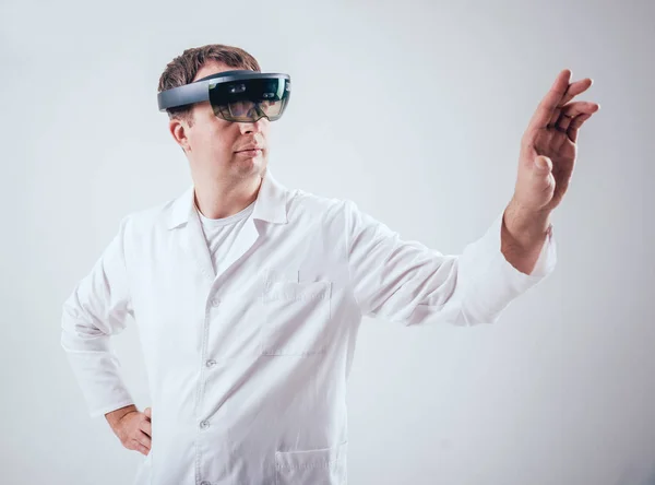 Lekarz Używa Augmented Reality Okulary Nowoczesna Technologia — Zdjęcie stockowe