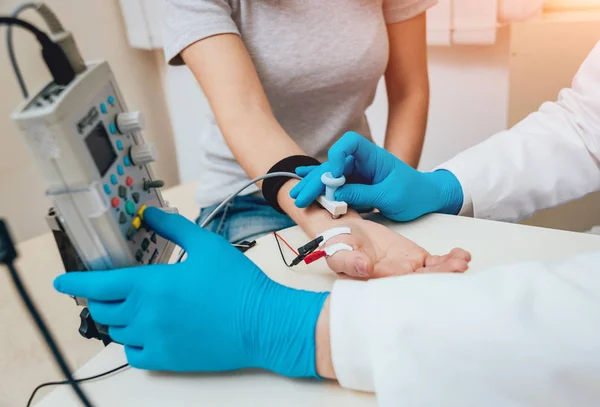 Patient Nerves Testing Using Electromyography Medical Examination Emg — Stock Photo, Image