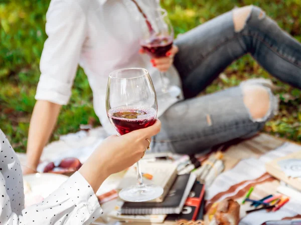 Piknik Park kırmızı şarap gözlüklü genç kızlar.