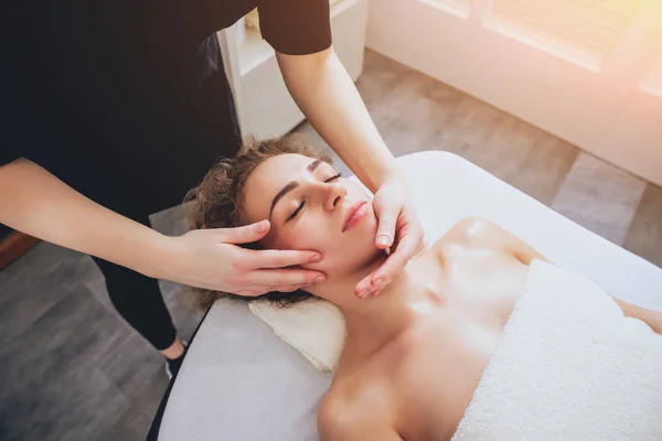 Krásná Žena Salonu Spa Dostat Obličeje Masáž Relaxační — Stock fotografie