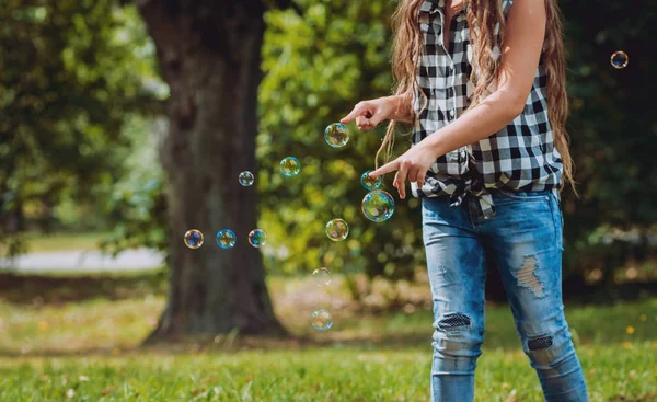 Famiglia Giovane Con Bambini Allegri Nel Parco Soffiatore Della Bolla — Foto Stock