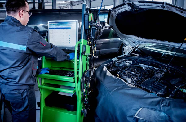 汽车维修服务专业的汽车修理工 引擎计算机诊断 — 图库照片