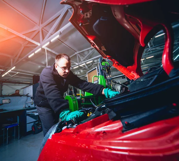 Bilmekaniker Fastställande Motor Till Elbil Car Service — Stockfoto