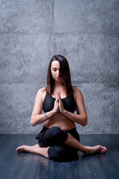Kvinna Som Utövar Yoga Grå Vägg — Stockfoto