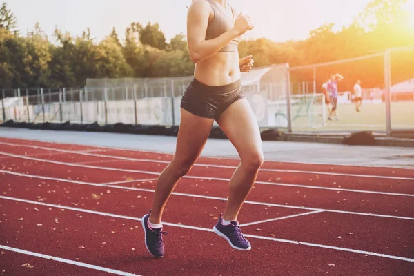 Genç causasian kadın atlet atletizm Stadyumu üzerinde