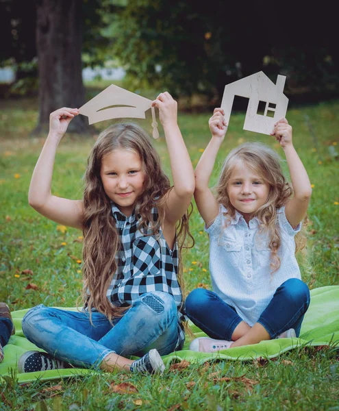 Due Bambine Con Cartelli Pubblicitari Cappello Laureato Casa Nel Parco — Foto Stock