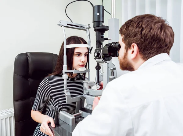 Lamba muayene kesti. Biomicroscopy anterior göz parçasının. Temel göz muayenesinde. Kontakt lensler Check-up.