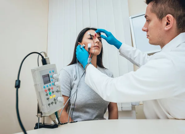 Hasta Sinirleri Elektromiyografi Ile Test Ediliyor Tıbbi Muayene Emg — Stok fotoğraf