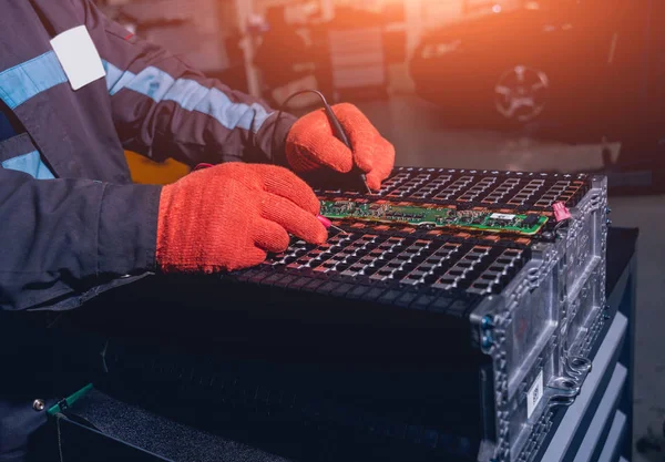 Laden Der Batterien Des Elektromotors Demontage Der Batterie Eines Elektrofahrzeugs — Stockfoto