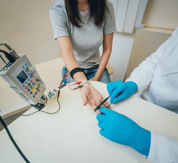 Patientnerver Testar Med Hjälp Elektromyografi Läkarundersökning Emg — Stockfoto