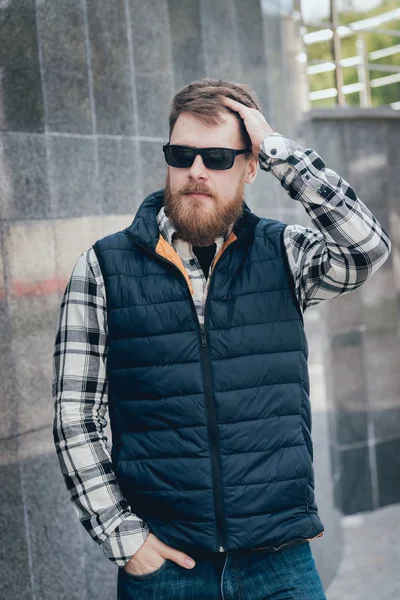 Kameraya poz rahat kıyafetler içinde sakallı yakışıklı.