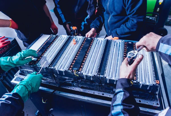 Elecric motorlu pilleri şarj. Pil bir elektrikli araç motorunun sökülmesi. Araba Servisi