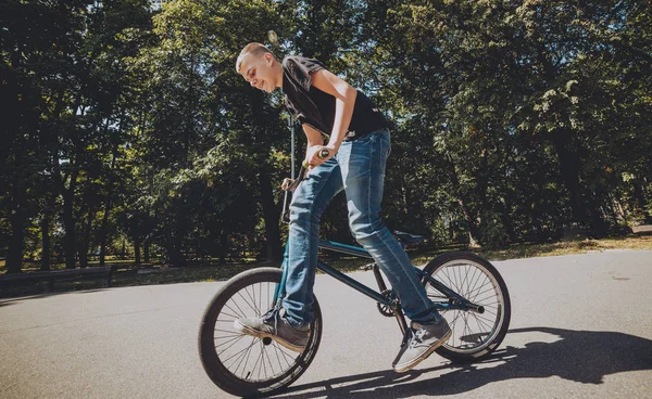 Junge Bmx Fahrerin Zeigt Tricks Skatepark — Stockfoto