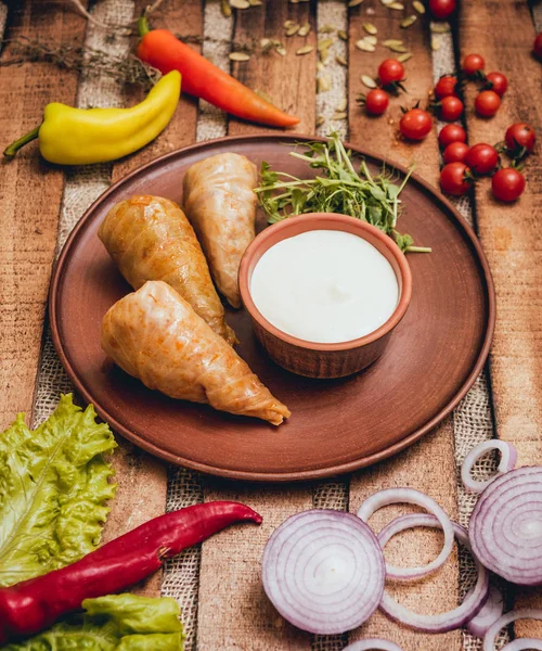 Lezzetli et ekşi krema ve salata ile ahşap masa üzerinde rulo